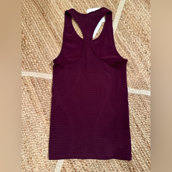 NWT Fabletics Corrine Warp Knit Tank Top Size XS Purple Moisture Wick - Picture 3 of 3